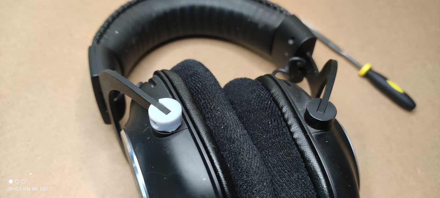 Le casque audio en cours de remontage, tournevis en main