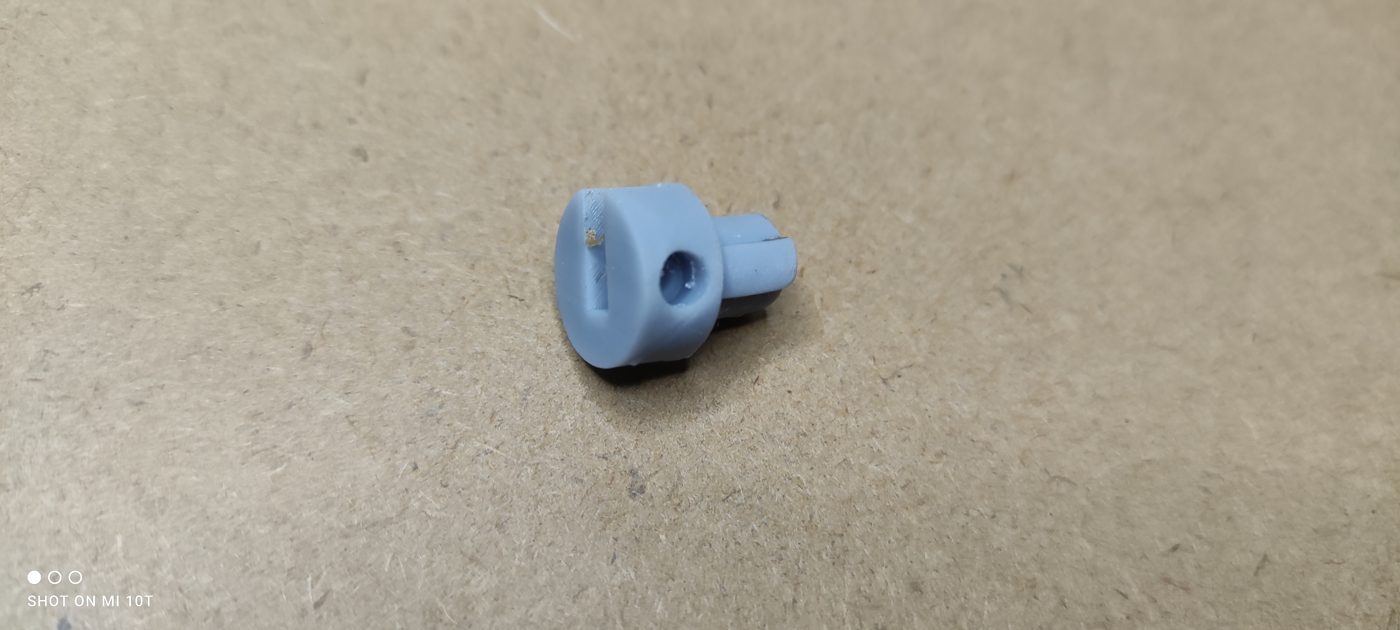 La fixation imprimée en filament bleu clair, posée sur un plan de travail