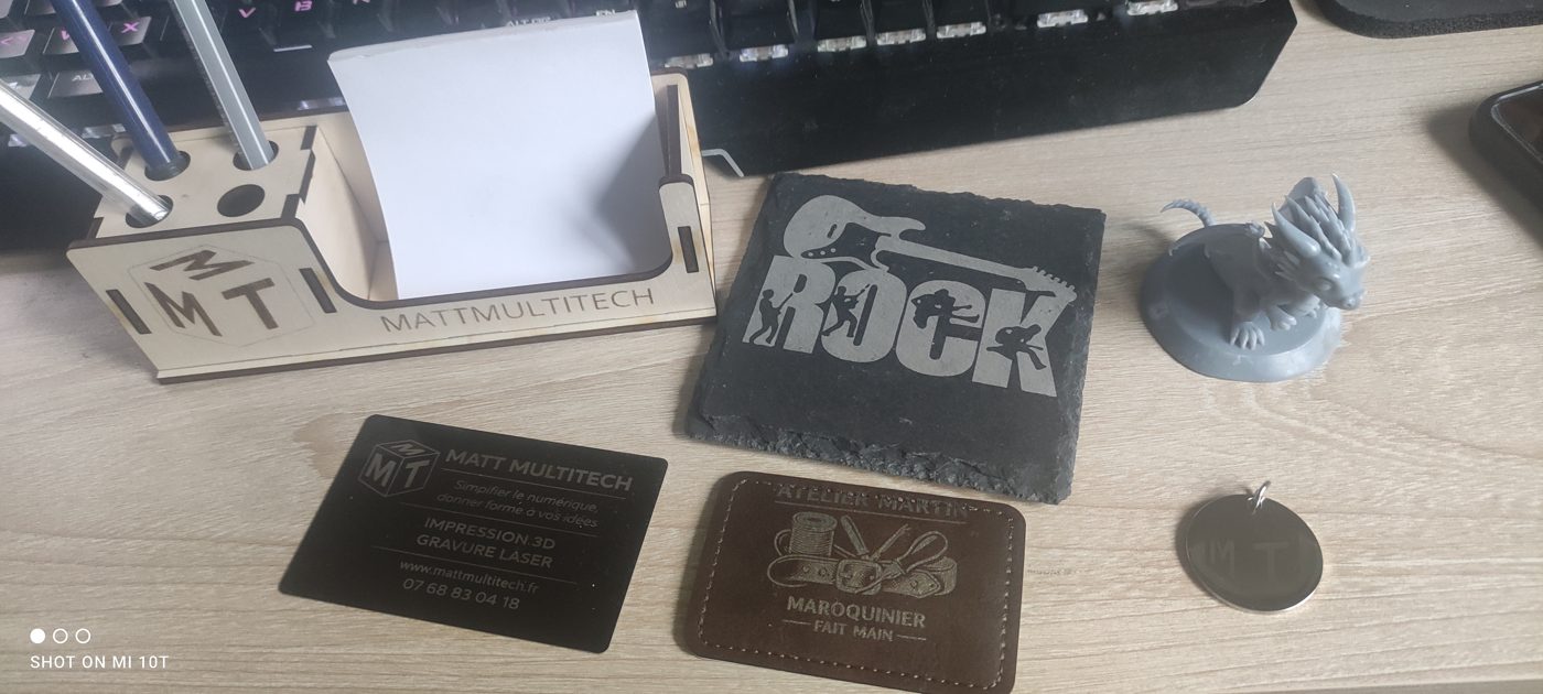 Objets gravés au laser : porte-bloc en bois, dessous de verre en ardoise et carte en métal anodisé