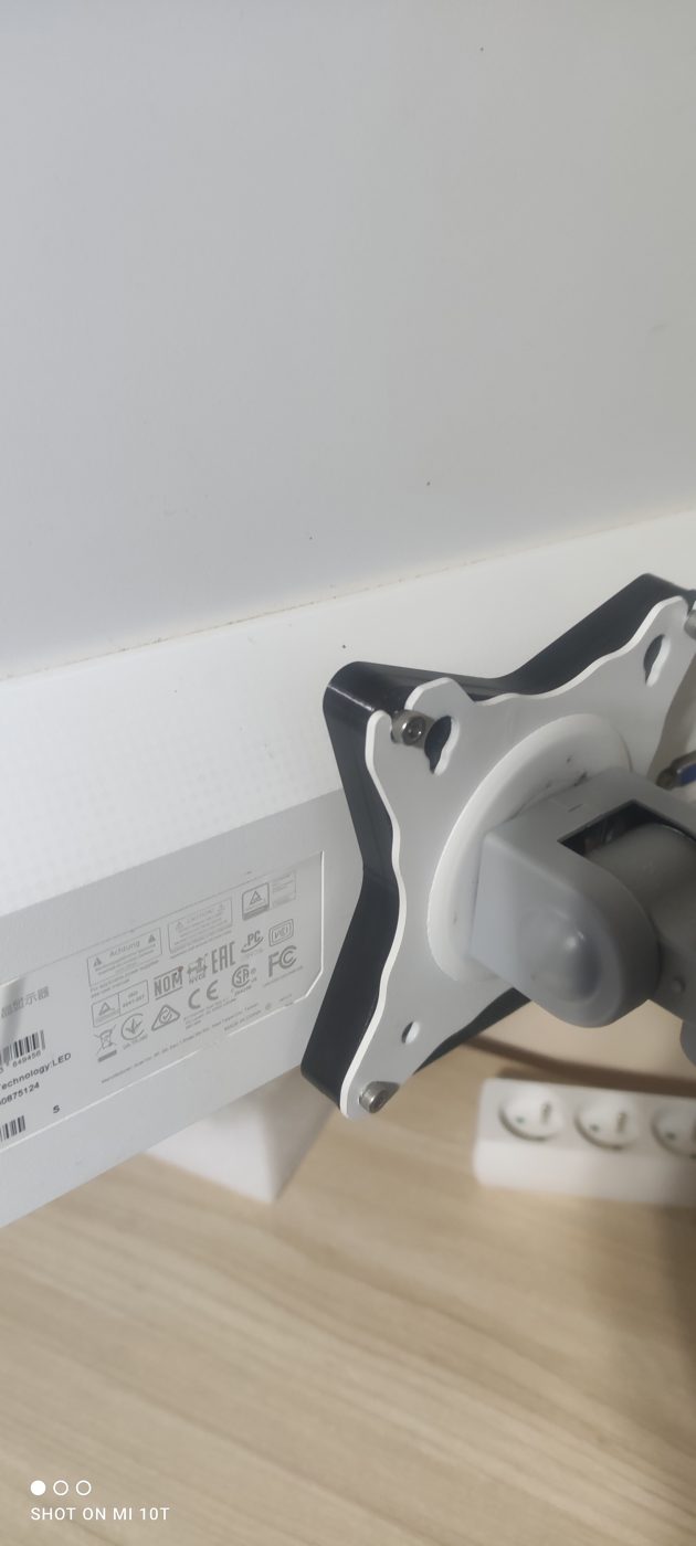 La platine en place sur le bras support, écran monté