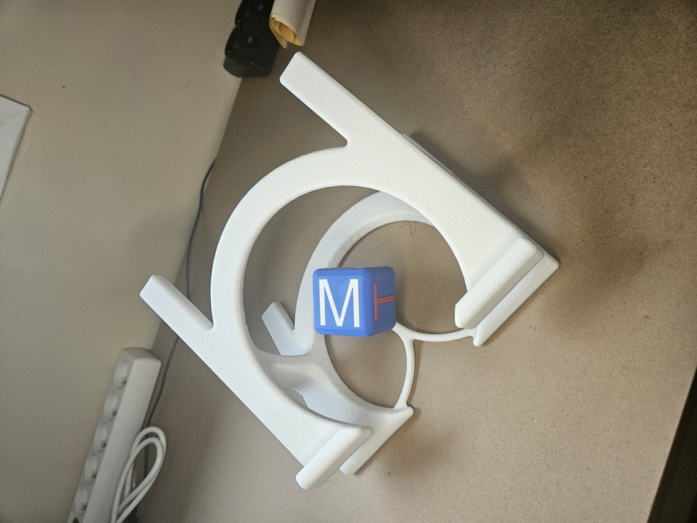 Support blanc imprimé en 3D pour ordinateur portable, posé sur un bureau