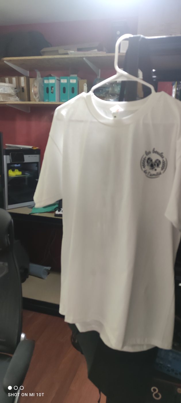Tee-shirt blanc sur cintre, marqué d’un logo circulaire en poitrine