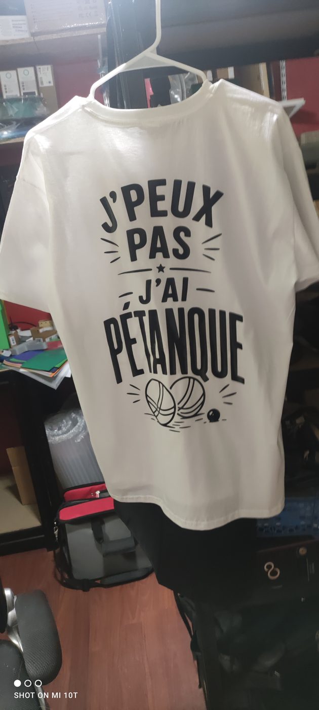 Tee-shirt blanc sur cintre, marqué d’un visuel humoristique en grand format